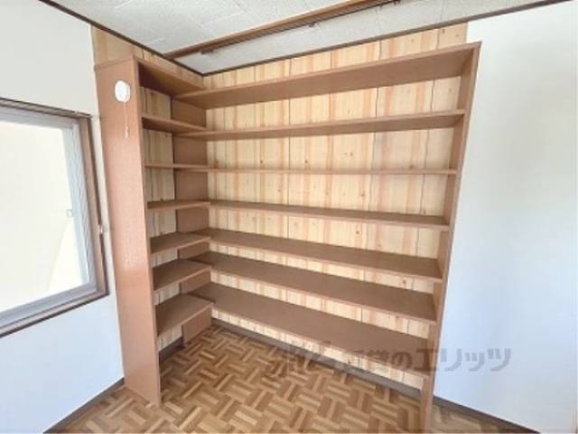 洋室　本棚