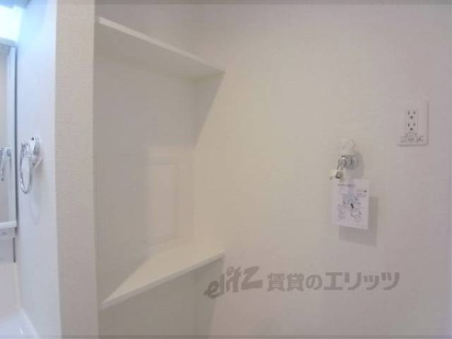 洗濯機置場　便利な棚付き