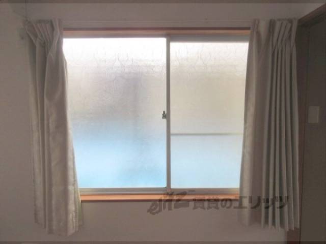 洋室　西側窓　２階