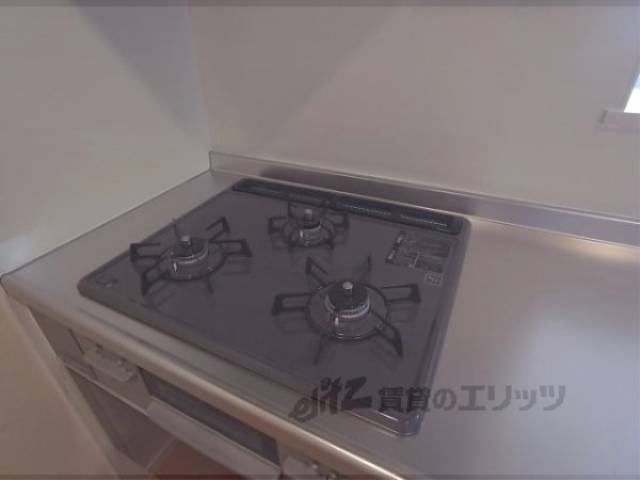 キッチン　ガス三口コンロ　三口コンロ付いています