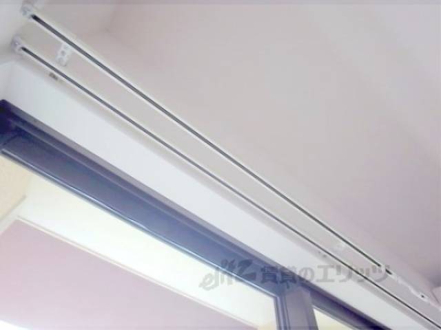 カーテンレール　2本付いています。
