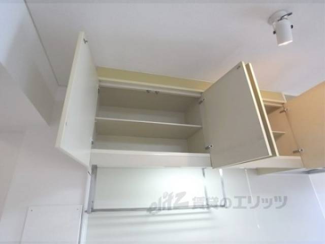 収納　キッチン上部