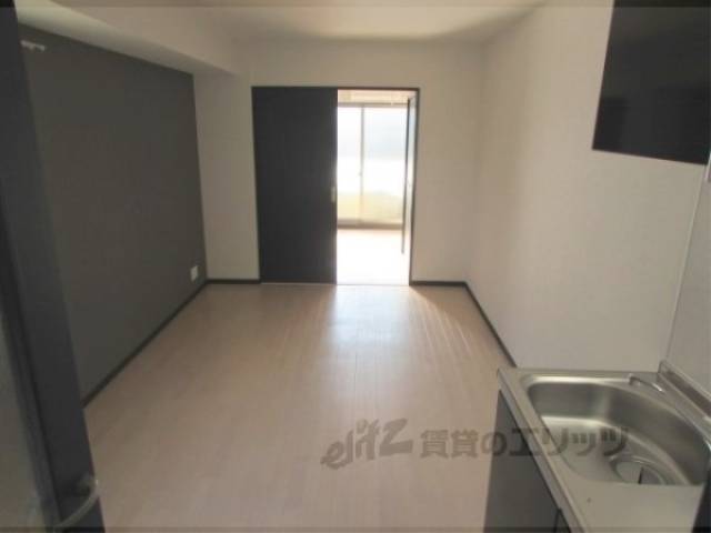 リビング　奥の洋室から光が入ってきています。