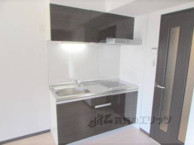 キッチン　換気扇・上部収納もついています。
