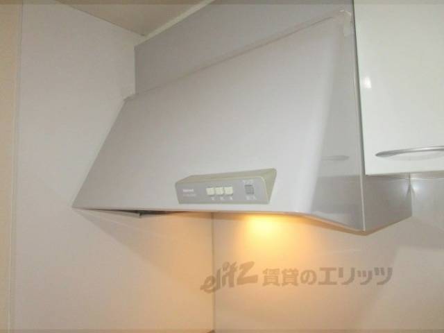 キッチン　換気扇　下部収納