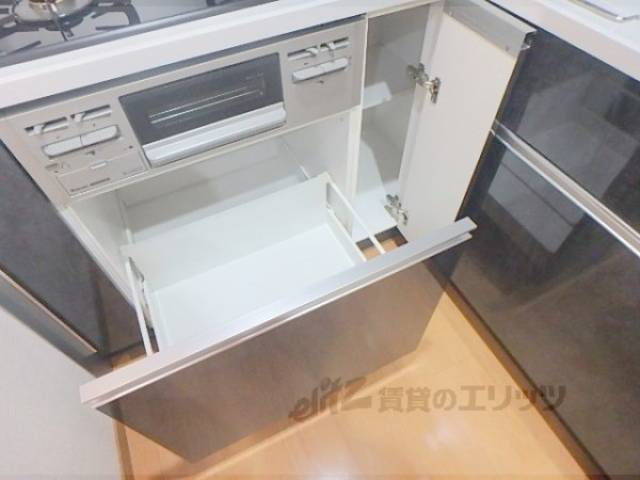 キッチン　コンロ下