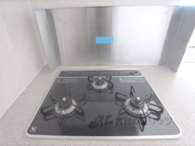 キッチン　三口コンロ