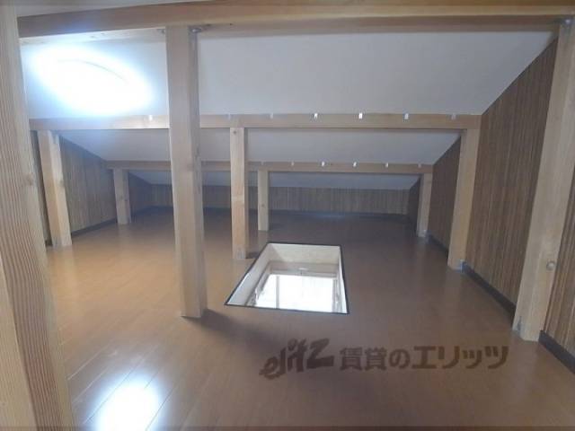 屋根裏収納