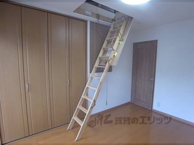 屋根裏収納