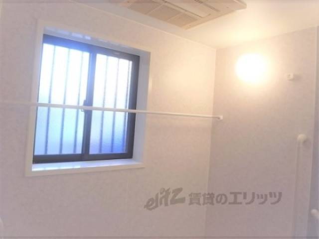 風呂　窓が付いています。