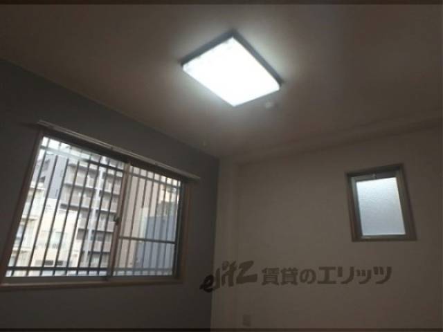 洋室　電気