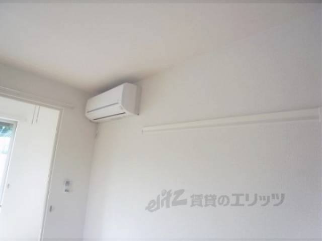 エアコン　エアコン右壁の棒は、ハンガー掛けです