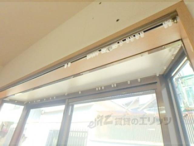 カーテンレール　洋室のカーテンレールです。