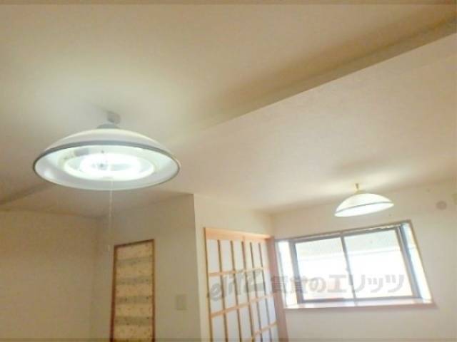 洋室　照明は二つあります。