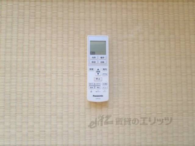 エアコン　リモコン　キッチン下の収納