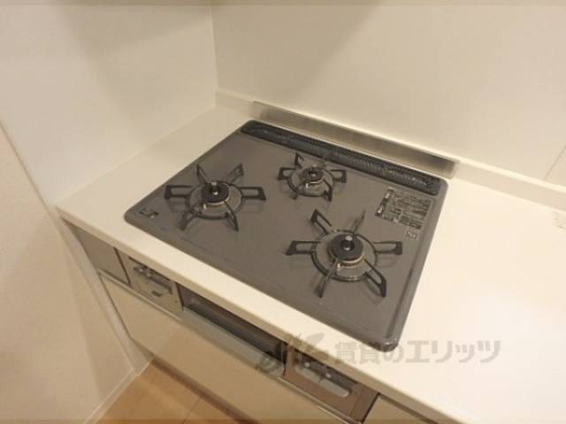 キッチン　三口コンロ