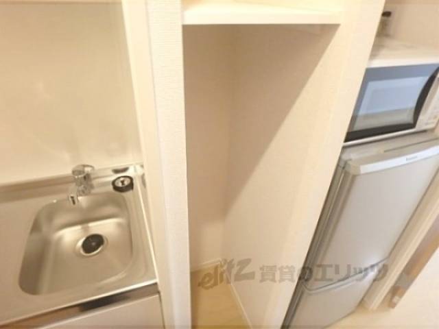 収納　キッチン横の棚