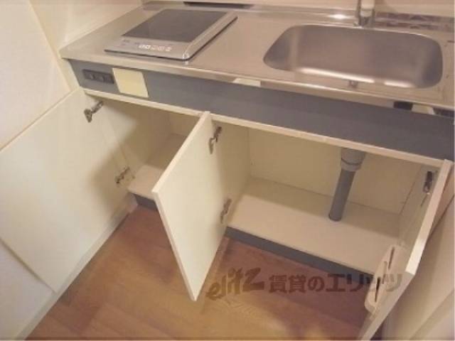 収納　キッチン下部