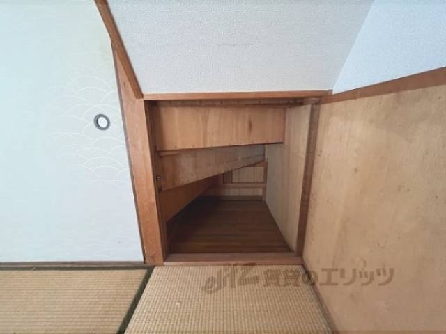 和室　２階南側収納