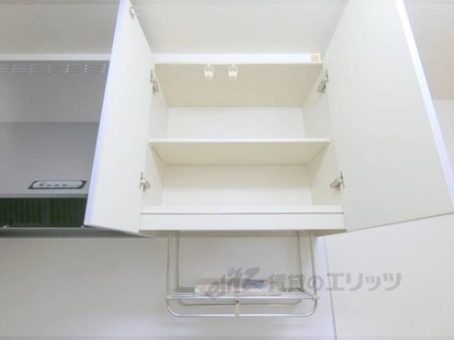 キッチン　上部収納棚