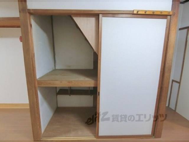 収納　階段下