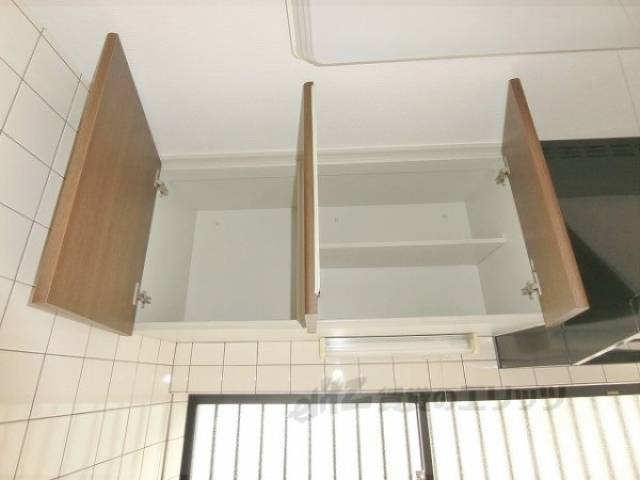 キッチン　上部収納