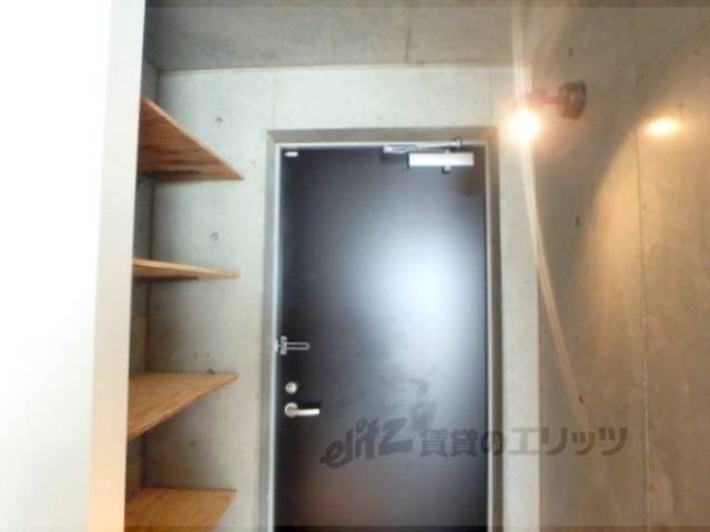 玄関　右側ライトがおしゃれです