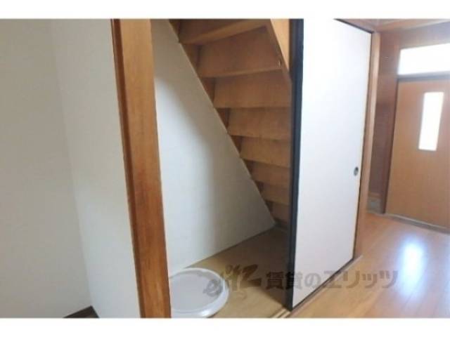 洋室　収納　歓談したスペースを利用した収納スペースで