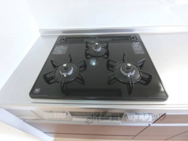 キッチン　３口コンロ