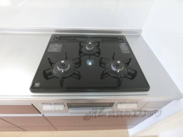 キッチン　３口コンロ