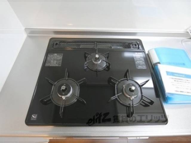 キッチン　三口コンロ