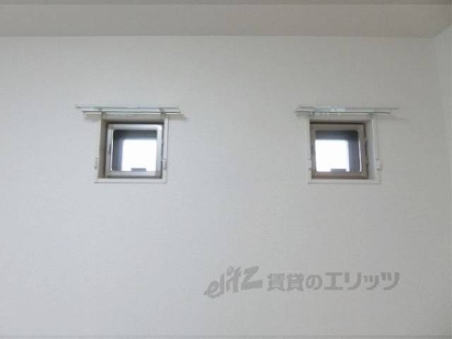 洋室　小窓