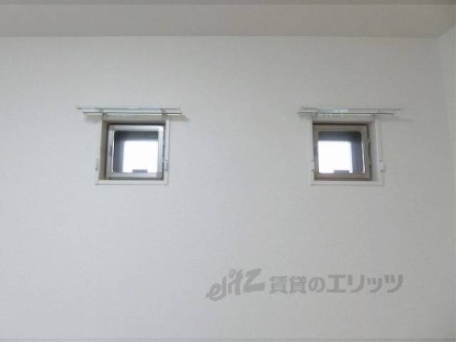 洋室　小窓
