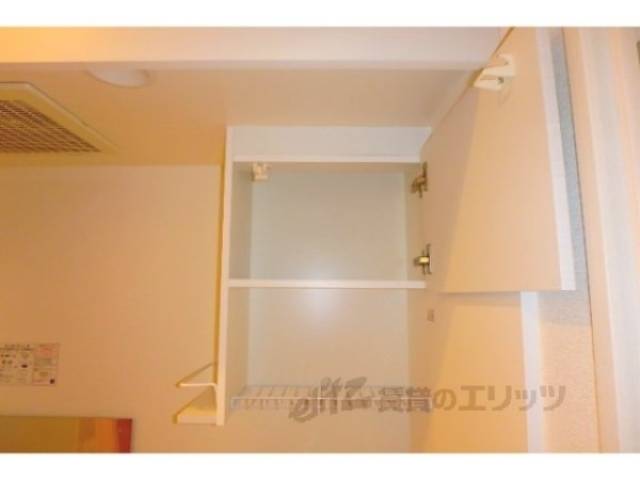 キッチン　上部収納棚