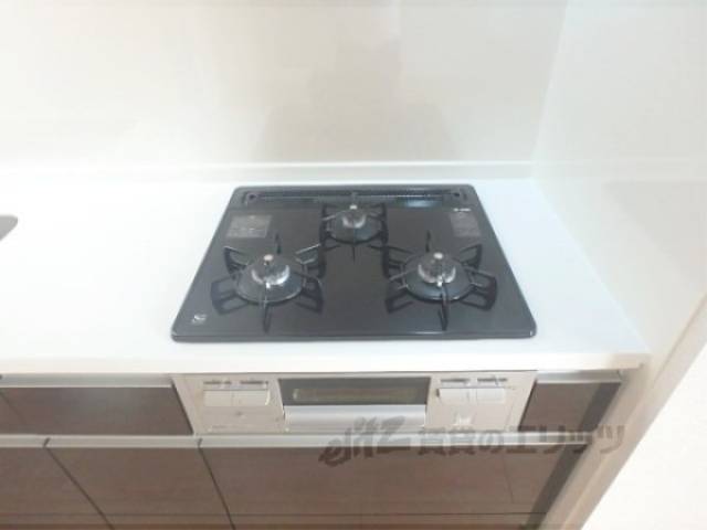 キッチン　三口コンロ