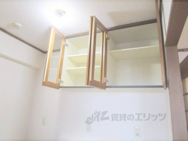 キッチン　食器棚