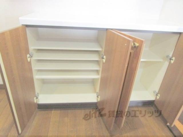 キッチン　食器棚