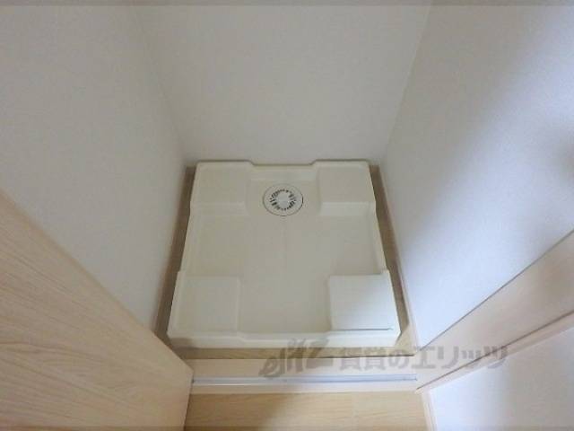 洗濯機置場　扉が付いてます。