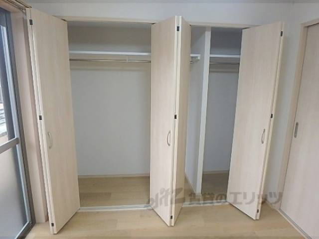 収納　真ん中のドアはスライドします