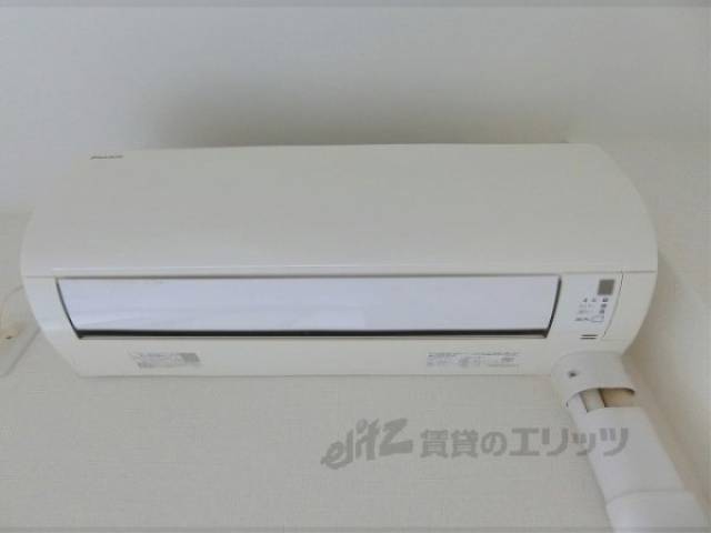 右のエアコン