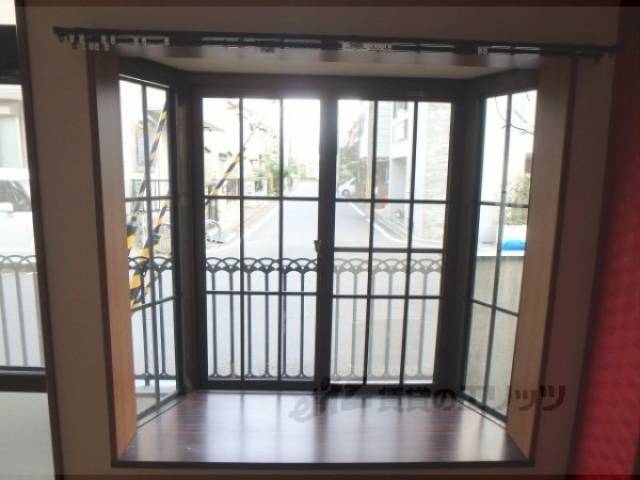 6.1帖のお部屋　可愛い出窓です