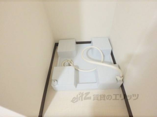 洗濯機置場　水のホースは下から繋げます