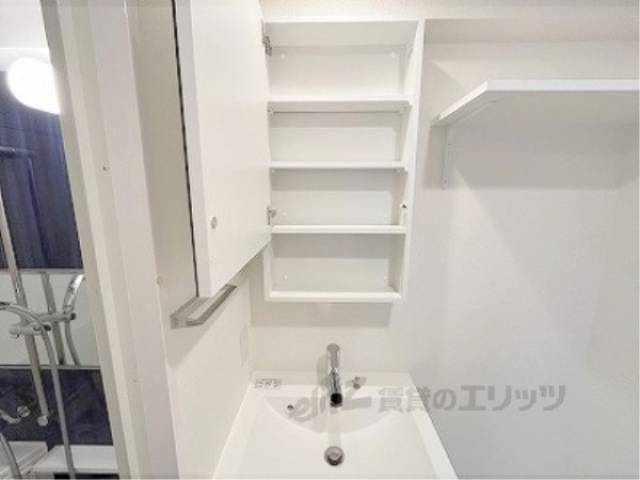 洗面所　洗面台上部収納