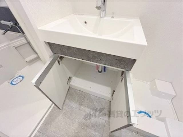 洗面所　洗面台下部収納