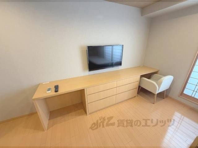 洋室　テレビとデスク