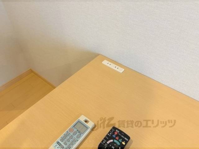 デスク　コンセントつき