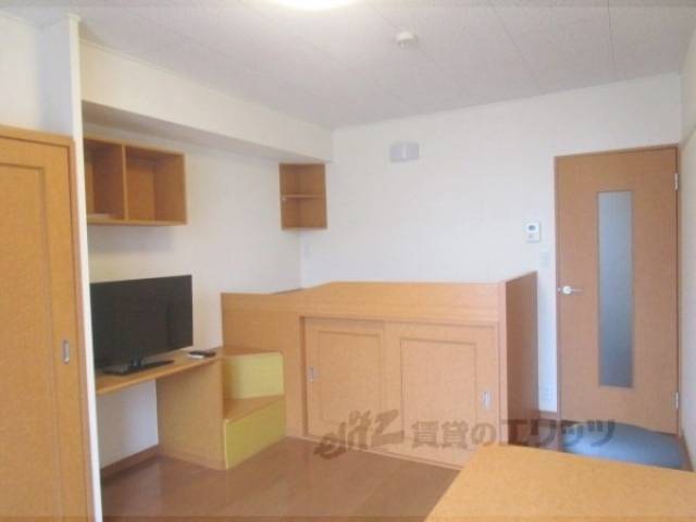 洋室　机といす