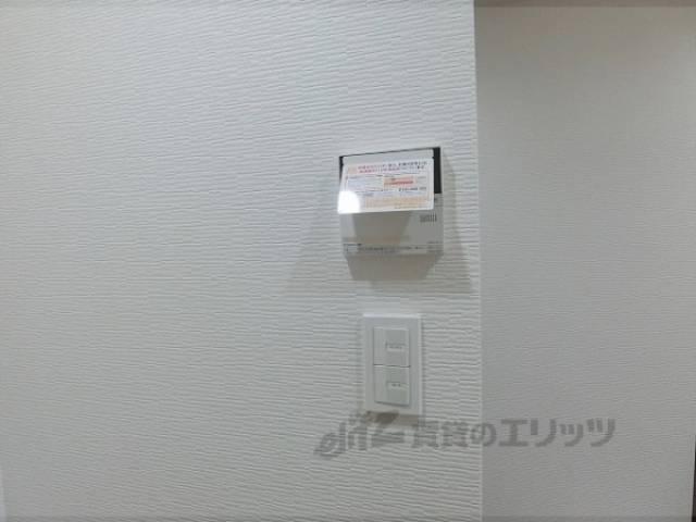 給湯器リモコン　キッチンにあります