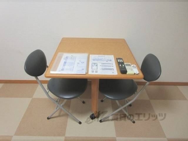 洋室　テーブル