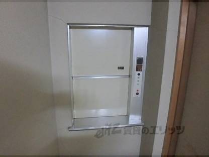 荷物リフト
